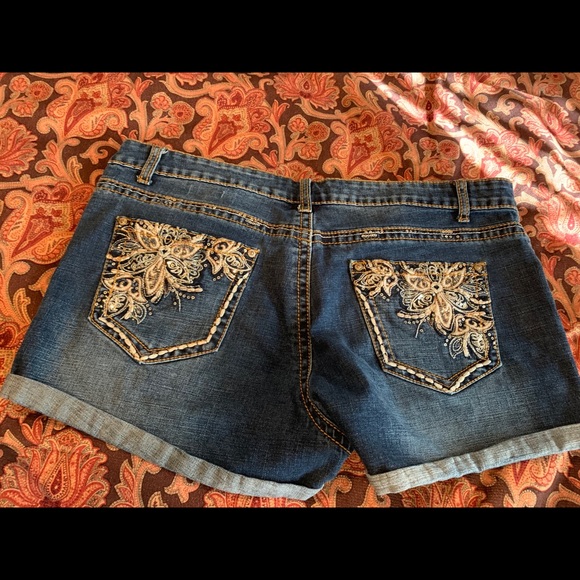 Cute jean shorts - Picture 3 of 3